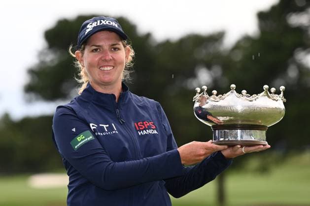 GOLF AUSTRALIAN OPEN, Ashleigh Buhai of South Africa holds up the Champsionship Trophy after winning the Women?s Australian Open 2023 at the Australian Golf Club in Sydney, Sunday, December 3, 2023. ( NO ARCHIVING, EDITORIAL USE ONLY, NO USE IN BOOKS WITHOUT CONSENT SYDNEY NEW SOUTH WALES AUSTRALIA  Copyright: xDANxHIMBRECHTSx 20231203001872998461