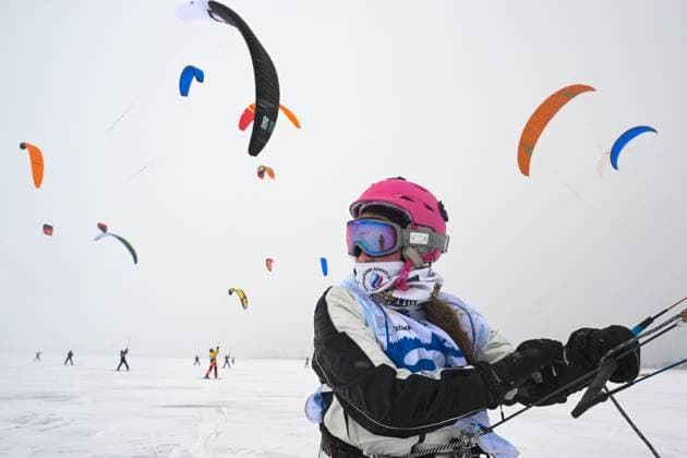 Bilder des Jahres 2023, Sport 12 Dezember Sport Themen der Woche KW48 Russia Snowkiting Cup 8574080 03.12.2023 Kite skiers compete during the 2023 Siberian Snowkiting and Winter Windsurfing Cup on the ice-covered Novosibirsk Reservoir in Novosibirsk, Russia. Alexandr Kryazhev Sputnik Novosibirsk Russia  Copyright: xAlexandrxKryazhevx