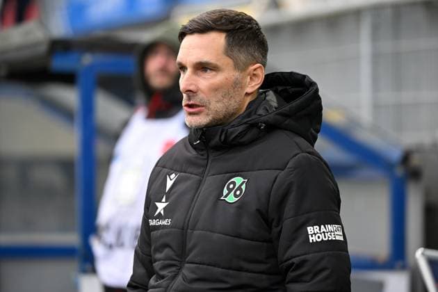 Paderborn, Home Deluxe Arena, 03.12.23, GER, Herren, 2.Bundesliga, Saison 2023-2024, SC Paderborn 07 - Hannover 96 Bild: Trainer Stefan LEITL (Hannover) Only for editorial use! DFL regulations prohibit any use of photographs as image sequences and or quasi-video. NRW Deutschland