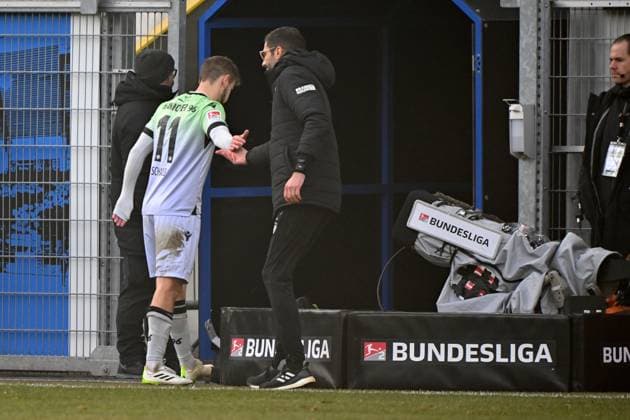 Paderborn, Home Deluxe Arena, 03.12.23, GER, Herren, 2.Bundesliga, Saison 2023-2024, SC Paderborn 07 - Hannover 96 Bild: Schiedsrichter Dr. Robin BRAUN zeigt Louis SCHAUB (Hannover) die rote Karte nach VAR wegen grobem Foulspiel Only for editorial use! DFL regulations prohibit any use of photographs as image sequences and or quasi-video. NRW Deutschland