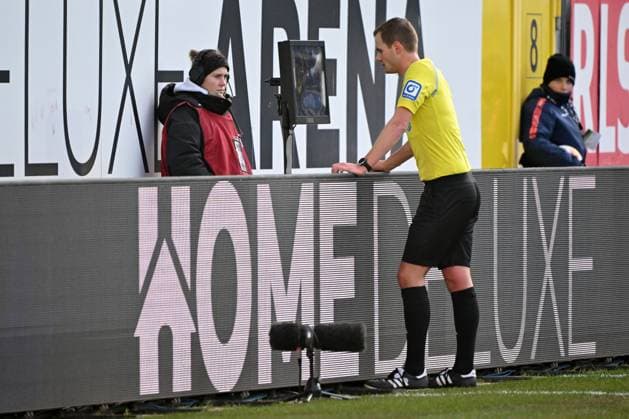 Paderborn, Home Deluxe Arena, 03.12.23, GER, Herren, 2.Bundesliga, Saison 2023-2024, SC Paderborn 07 - Hannover 96 Bild: Schiedsrichter Dr. Robin BRAUN zeigt Louis SCHAUB (Hannover) die rote Karte nach VAR wegen grobem Foulspiel Only for editorial use! DFL regulations prohibit any use of photographs as image sequences and or quasi-video. NRW Deutschland