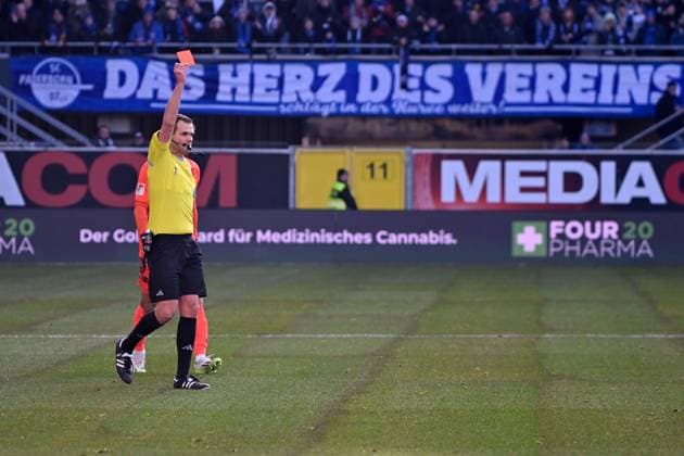 Paderborn, Home Deluxe Arena, 03.12.23, GER, Herren, 2.Bundesliga, Saison 2023-2024, SC Paderborn 07 - Hannover 96 Bild: Schiedsrichter Dr. Robin BRAUN zeigt Louis SCHAUB (Hannover) die rote Karte nach VAR wegen grobem Foulspiel Only for editorial use! DFL regulations prohibit any use of photographs as image sequences and or quasi-video. NRW Deutschland