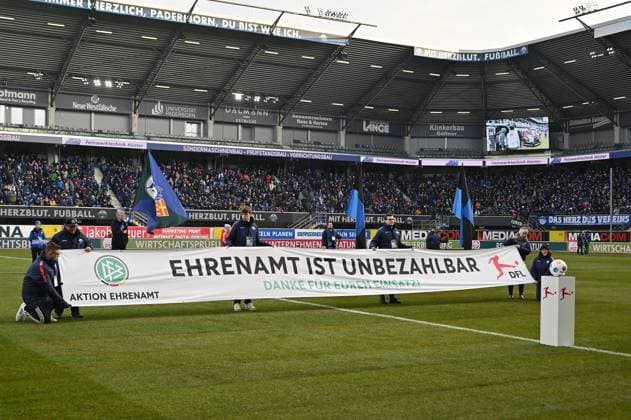 Paderborn, Home Deluxe Arena, 03.12.23, GER, Herren, 2.Bundesliga, Saison 2023-2024, SC Paderborn 07 - Hannover 96 Bild: DFB-Aktion Ehrenamt ist unbezahlbar Only for editorial use! DFL regulations prohibit any use of photographs as image sequences and or quasi-video. NRW Deutschland