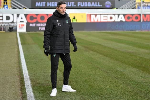 Paderborn, Home Deluxe Arena, 03.12.23, GER, Herren, 2.Bundesliga, Saison 2023-2024, SC Paderborn 07 - Hannover 96 Bild: Trainer Stefan LEITL (Hannover) Only for editorial use! DFL regulations prohibit any use of photographs as image sequences and or quasi-video. NRW Deutschland