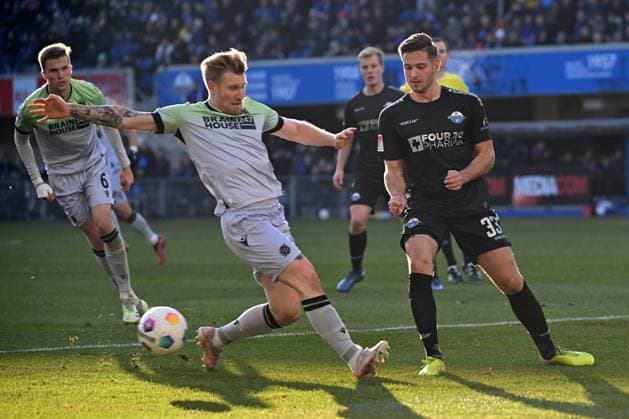 Paderborn, Home Deluxe Arena, 03.12.23, GER, Herren, 2.Bundesliga, Saison 2023-2024, SC Paderborn 07 - Hannover 96 Bild: v.li. im Zweikampf Andreas VOGLSAMMER (Hannover) und Marcel HOFFMEIER (Paderborn) Only for editorial use! DFL regulations prohibit any use of photographs as image sequences and or quasi-video. NRW Deutschland