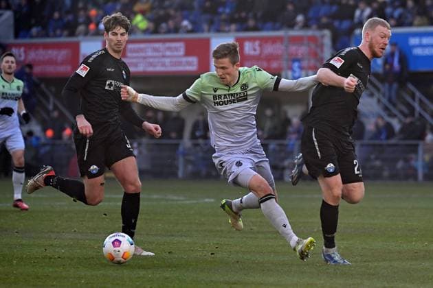 Paderborn, Home Deluxe Arena, 03.12.23, GER, Herren, 2.Bundesliga, Saison 2023-2024, SC Paderborn 07 - Hannover 96 Bild: v.li. Maximilian ROHR (Paderborn), Fabian KUNZE (Hannover) und Kai KLEFISCH (Paderborn) Only for editorial use! DFL regulations prohibit any use of photographs as image sequences and or quasi-video. NRW Deutschland