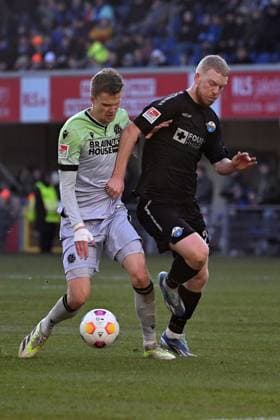 Paderborn, Home Deluxe Arena, 03.12.23, GER, Herren, 2.Bundesliga, Saison 2023-2024, SC Paderborn 07 - Hannover 96 Bild: v.li. im Zweikampf Fabian KUNZE (Hannover) und Kai KLEFISCH (Paderborn) Only for editorial use! DFL regulations prohibit any use of photographs as image sequences and or quasi-video. NRW Deutschland