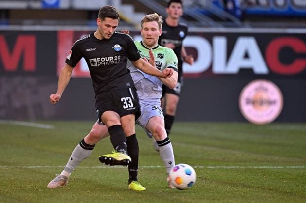 Paderborn, Home Deluxe Arena, 03.12.23, GER, Herren, 2.Bundesliga, Saison 2023-2024, SC Paderborn 07 - Hannover 96 Bild: v.li. im Zweikampf Marcel HOFFMEIER (Paderborn) und Andreas VOGLSAMMER (Hannover) Only for editorial use! DFL regulations prohibit any use of photographs as image sequences and or quasi-video. NRW Deutschland