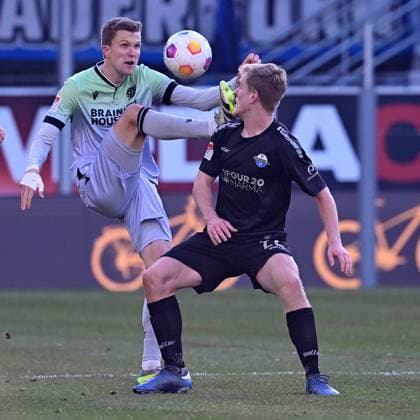 Paderborn, Home Deluxe Arena, 03.12.23, GER, Herren, 2.Bundesliga, Saison 2023-2024, SC Paderborn 07 - Hannover 96 Bild: v.li. im Zweikampf Fabian KUNZE (Hannover) und Mattes HANSEN (Paderborn) Only for editorial use! DFL regulations prohibit any use of photographs as image sequences and or quasi-video. NRW Deutschland