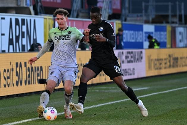 Paderborn, Home Deluxe Arena, 03.12.23, GER, Herren, 2.Bundesliga, Saison 2023-2024, SC Paderborn 07 - Hannover 96 Bild: v.li. im Zweikampf Phil NEUMANN (Hannover) und Ilyas ANSAH (Paderborn) Only for editorial use! DFL regulations prohibit any use of photographs as image sequences and or quasi-video. NRW Deutschland