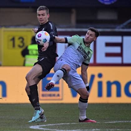 Paderborn, Home Deluxe Arena, 03.12.23, GER, Herren, 2.Bundesliga, Saison 2023-2024, SC Paderborn 07 - Hannover 96 Bild: v.li. im Zweikampf Filip BILBIJA (Paderborn) und Enzo LEOPOLD (Hannover) Only for editorial use! DFL regulations prohibit any use of photographs as image sequences and or quasi-video. NRW Deutschland