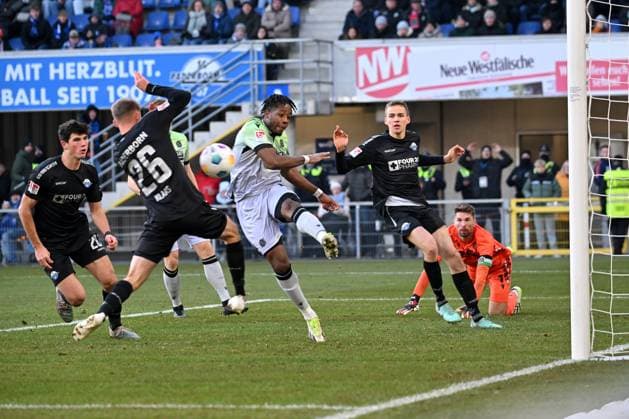 Paderborn, Home Deluxe Arena, 03.12.23, GER, Herren, 2.Bundesliga, Saison 2023-2024, SC Paderborn 07 - Hannover 96 Bild: Torchance Paderborn. Bright ARREY-MBI (Hannover) verhindert das Gegentor Only for editorial use! DFL regulations prohibit any use of photographs as image sequences and or quasi-video. NRW Deutschland
