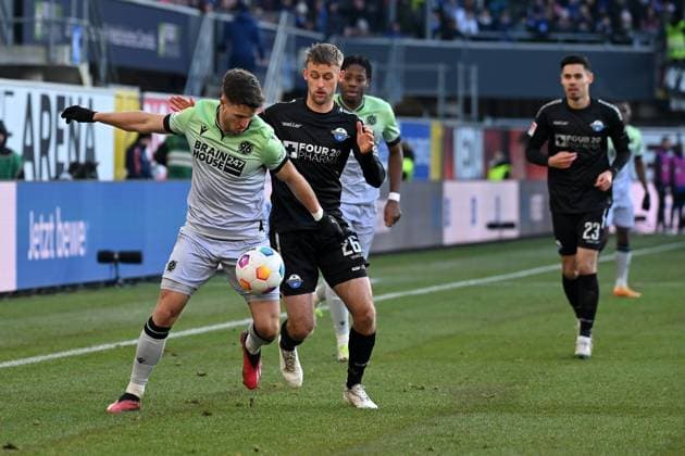 Paderborn, Home Deluxe Arena, 03.12.23, GER, Herren, 2.Bundesliga, Saison 2023-2024, SC Paderborn 07 - Hannover 96 Bild: v.li. im Zweikampf Enzo LEOPOLD (Hannover) und Sebastian KLAAS (Paderborn) Only for editorial use! DFL regulations prohibit any use of photographs as image sequences and or quasi-video. NRW Deutschland