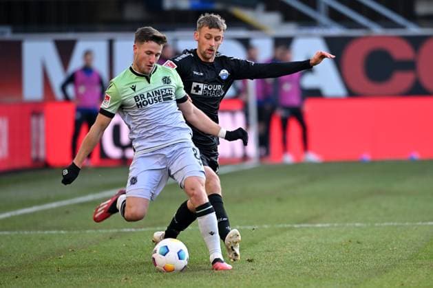 Paderborn, Home Deluxe Arena, 03.12.23, GER, Herren, 2.Bundesliga, Saison 2023-2024, SC Paderborn 07 - Hannover 96 Bild: v.li. im Zweikampf Enzo LEOPOLD (Hannover) und Sebastian KLAAS (Paderborn) Only for editorial use! DFL regulations prohibit any use of photographs as image sequences and or quasi-video. NRW Deutschland