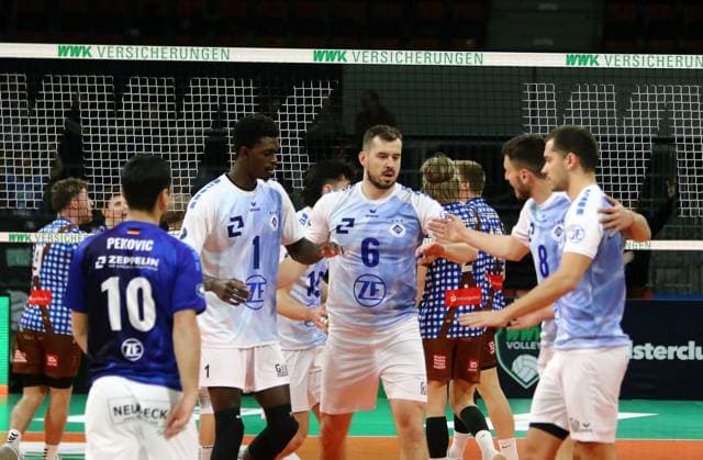 Friedrichshafner Freude ueber Punktgewinn He-Volleyballl, Bundesliga, 2023 24, WWK Volleys Herrsching vs VfB Friedrichshafen, 03.12.23; BMW Park, Muenchen, Copyright: WolfgangxFehrmann