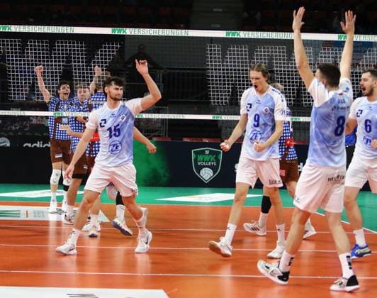 Friedrichshfner Freude ueber Punktgewinn He-Volleyballl, Bundesliga, 2023 24, WWK Volleys Herrsching vs VfB Friedrichshafen, 03.12.23; BMW Park, Muenchen, Copyright: WolfgangxFehrmann