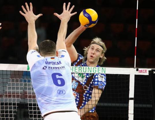 von links Michal SUPERLAK (Friedrichshafen), Daniel GRUVAEUS (Herrsching), He-Volleyballl, Bundesliga, 2023 24, WWK Volleys Herrsching vs VfB Friedrichshafen, 03.12.23; BMW Park, Muenchen, Copyright: WolfgangxFehrmann