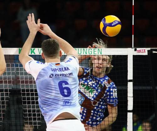 von links Michal SUPERLAK (Friedrichshafen), Daniel GRUVAEUS (Herrsching), He-Volleyballl, Bundesliga, 2023 24, WWK Volleys Herrsching vs VfB Friedrichshafen, 03.12.23; BMW Park, Muenchen, Copyright: WolfgangxFehrmann