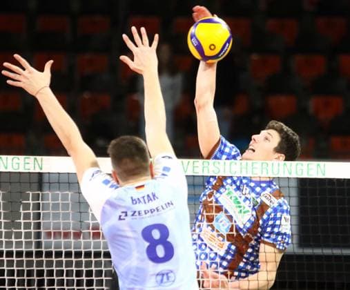 von links Aleksa BATAK (Friedrichshafen), Theo TIMMERMANN (Herrsching), He-Volleyballl, Bundesliga, 2023 24, WWK Volleys Herrsching vs VfB Friedrichshafen, 03.12.23; BMW Park, Muenchen, Copyright: WolfgangxFehrmann