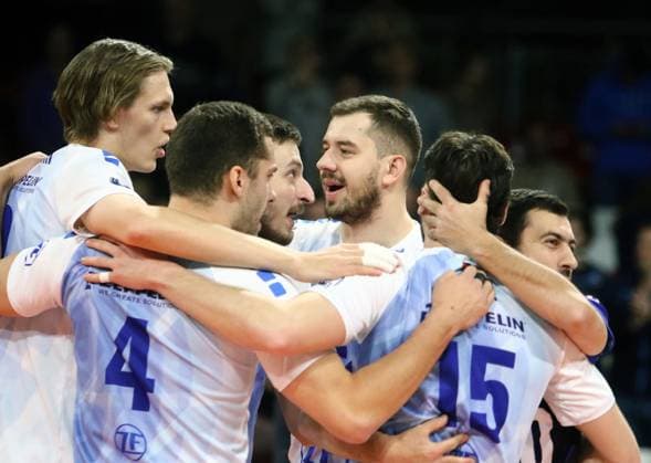 Friedrichshafener Freude nach Punktgewinn, He-Volleyballl, Bundesliga, 2023 24, WWK Volleys Herrsching vs VfB Friedrichshafen, 03.12.23; BMW Park, Muenchen, Copyright: WolfgangxFehrmann