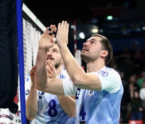 von links Aleksa BATAK (Friedrichshafen), Tim PETER (Friedrichshafen), beim Schiri He-Volleyballl, Bundesliga, 2023 24, WWK Volleys Herrsching vs VfB Friedrichshafen, 03.12.23; BMW Park, Muenchen, Copyright: WolfgangxFehrmann