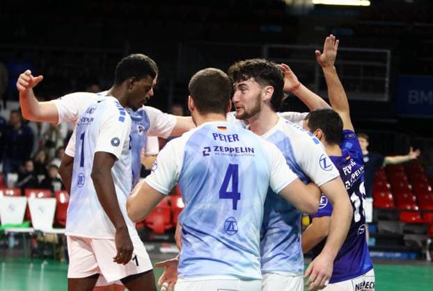 Friedrichshafener Freude nach Satzgewinn He-Volleyballl, Bundesliga, 2023 24, WWK Volleys Herrsching vs VfB Friedrichshafen, 03.12.23; BMW Park, Muenchen, Copyright: WolfgangxFehrmann