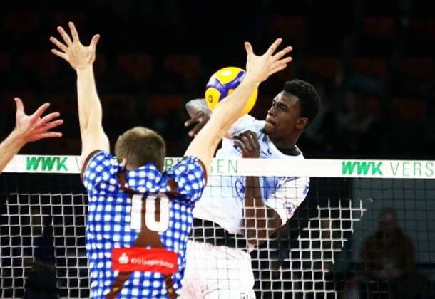 von links Norbert ENGEMANN (Herrsching),Jose MASSO ALVAREZ (Friedrichshafen), He-Volleyballl, Bundesliga, 2023 24, WWK Volleys Herrsching vs VfB Friedrichshafen, 03.12.23; BMW Park, Muenchen, Copyright: WolfgangxFehrmann