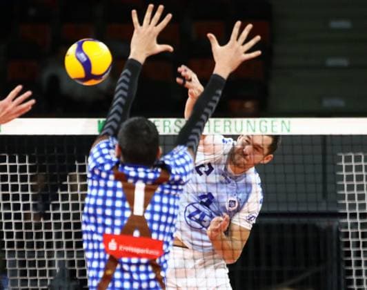 von links Ilic DORDE (Herrsching SRB), Tim PETER (Friedrichshafen), He-Volleyballl, Bundesliga, 2023 24, WWK Volleys Herrsching vs VfB Friedrichshafen, 03.12.23; BMW Park, Muenchen, Copyright: WolfgangxFehrmann