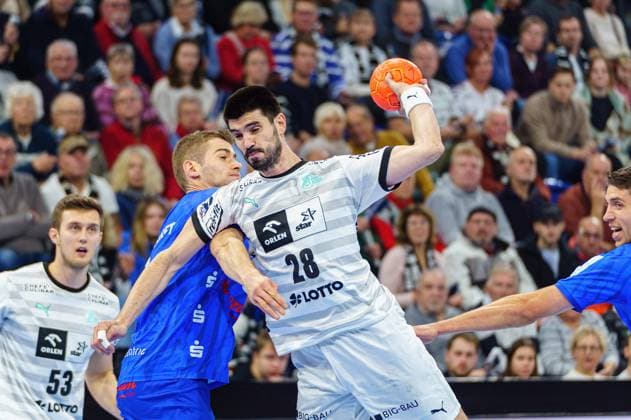 Wurf Tor Eduardo Gurbindo Martinez (THW Kiel, 28) GER, THW Kiel vs. Bergischer HC, Handball, Bundesliga, Spieltag 15, Saison 2023 2024, 02.12.2023 GER, THW Kiel vs. Bergischer HC, Handball, Bundesliga, Spieltag 15, Saison 2023 2024, 02.12.2023 Kiel Copyright: xEibnerxPressefoto MarcelxvonxFehrnx EP_MFN