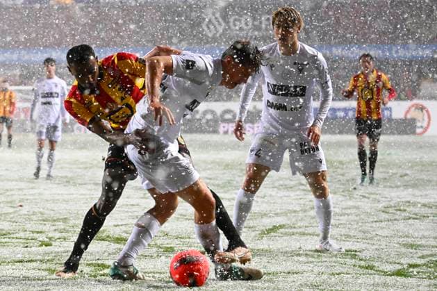 Sport Themen der Woche KW48 KV Mechelen v Sint-Truiden - Jupiler Pro League MECHELEN, BELGIUM - DECEMBER 03 : Malede Yonas forward of KV Mechelen battles for the ball with Van Helden Rein defender of Sint-Truiden during the Jupiler Pro League match between KV Mechelen and Sint-Truidense VV on December 3, 2023 in Mechelen, Belgium, 03 12 2023 Mechelen Belgium  Copyright: xPeterxDexVoechtx