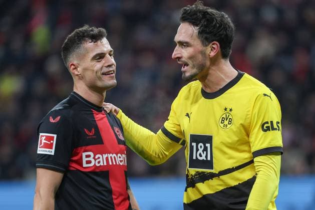 1. Bundesliga - Bayer 04 Leverkusen - Borussia Dortmund am 03.12.2023 in der BayArena in Leverkusen Mats Hummels (Dortmund 15) mit Granit Xhaka (Leverkusen 34) im Gespräch *** 1 Bundesliga Bayer 04 Leverkusen Borussia Dortmund on 03 12 2023 at BayArena in Leverkusen Mats Hummels Dortmund 15 in conversation with Granit Xhaka Leverkusen 34 MH