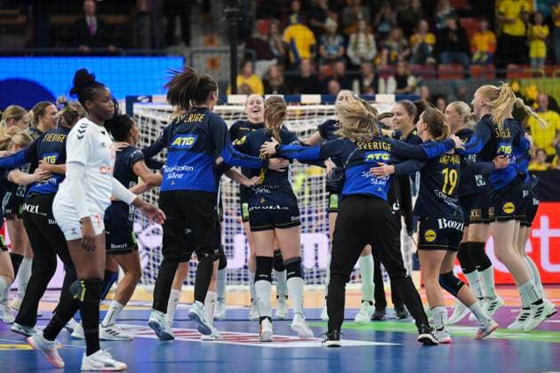 GÖTEBORG 20231203 Sverige firar segern under söndagens match i handbolls-VM, grupp A, mellan Senegal och Sverige i Scandinavium. GÖTEBORG Sverige x9200x