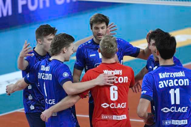 GER; 1.VBL, SVG Lueneburg vs FT 1844 Freiburg, 04.12.2023, LKH Arena, Lueneburg, GER; 1. VBL, SVG Lueneburg vs FT 1844 Freiburg, im Bild die Lueneburger Mannschaft jubelt