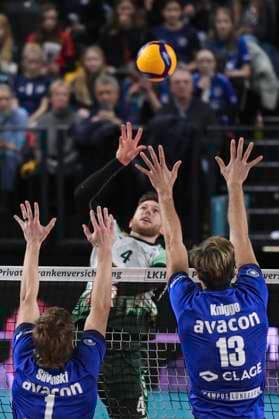 GER; 1.VBL, SVG Lueneburg vs FT 1844 Freiburg, 04.12.2023, LKH Arena, Lueneburg, GER; 1. VBL, SVG Lueneburg vs FT 1844 Freiburg, im Bild Matthew AugustSlivinski (Lueneburg 01) und Matthew Lambert Knigge (Lueneburg 13) versuchen sich gegen Oliver Hein (Freiburg 04) durchzusetzen