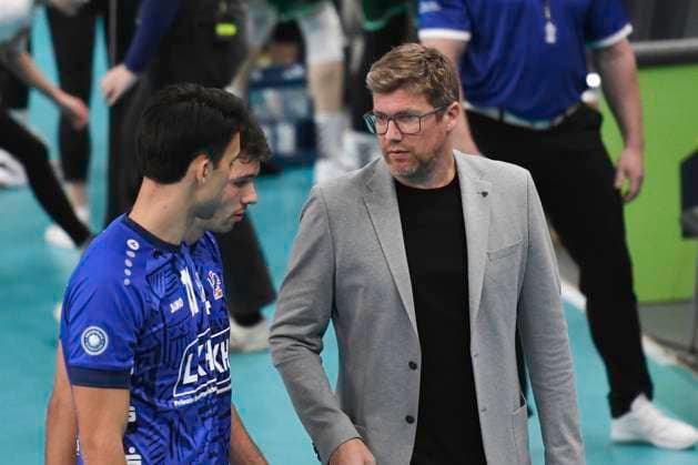 GER; 1.VBL, SVG Lueneburg vs FT 1844 Freiburg, 04.12.2023, LKH Arena, Lueneburg, GER; 1. VBL, SVG Lueneburg vs FT 1844 Freiburg, im Bild Trainer Stefan Huebner (Hübner Lueneburg) redet mit der Mannschaft