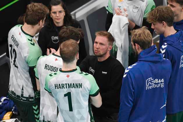GER; 1.VBL, SVG Lueneburg vs FT 1844 Freiburg, 04.12.2023, LKH Arena, Lueneburg, GER; 1. VBL, SVG Lueneburg vs FT 1844 Freiburg, im Bild Trainer Jakob Schoenhagen (Schönhagen Freiburg) redet mit der Mannschaft