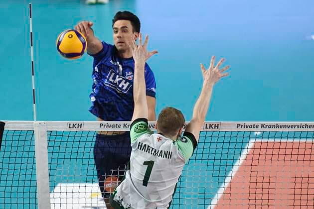GER; 1.VBL, SVG Lueneburg vs FT 1844 Freiburg, 04.12.2023, LKH Arena, Lueneburg, GER; 1. VBL, SVG Lueneburg vs FT 1844 Freiburg, im Bild Xander Wolf Wassenaar Ketrzynski (Lueneburg 11) versucht sich gegen Luc Hartmann (Freiburg 01) durchzusetzen