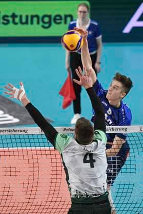 GER; 1.VBL, SVG Lueneburg vs FT 1844 Freiburg, 04.12.2023, LKH Arena, Lueneburg, GER; 1. VBL, SVG Lueneburg vs FT 1844 Freiburg, im Bild Theo Mohwinkel (Lueneburg 08) versucht sich gegen Oliver Hein (Freiburg 04) durchzusetzen