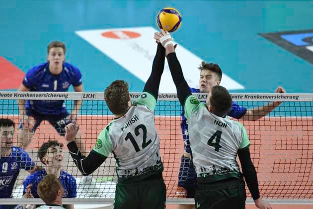 GER; 1.VBL, SVG Lueneburg vs FT 1844 Freiburg, 04.12.2023, LKH Arena, Lueneburg, GER; 1. VBL, SVG Lueneburg vs FT 1844 Freiburg, im Bild Theo Mohwinkel (Lueneburg 08) versucht sich gegen Ian Parish (Freiburg 12) und Oliver Hein (Freiburg 04) durchzusetzen