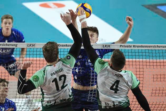GER; 1.VBL, SVG Lueneburg vs FT 1844 Freiburg, 04.12.2023, LKH Arena, Lueneburg, GER; 1. VBL, SVG Lueneburg vs FT 1844 Freiburg, im Bild Theo Mohwinkel (Lueneburg 08) versucht sich gegen Ian Parish (Freiburg 12) und Oliver Hein (Freiburg 04) durchzusetzen