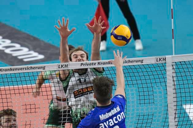 GER; 1.VBL, SVG Lueneburg vs FT 1844 Freiburg, 04.12.2023, LKH Arena, Lueneburg, GER; 1. VBL, SVG Lueneburg vs FT 1844 Freiburg, im Bild Theo Mohwinkel (Lueneburg 08) versucht sich gegen Linus Hueger (Hüger Freiburg 17) durchzusetzen