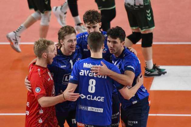 GER; 1.VBL, SVG Lueneburg vs FT 1844 Freiburg, 04.12.2023, LKH Arena, Lueneburg, GER; 1. VBL, SVG Lueneburg vs FT 1844 Freiburg, im Bild die Lueneburger Mannschaft jubelt