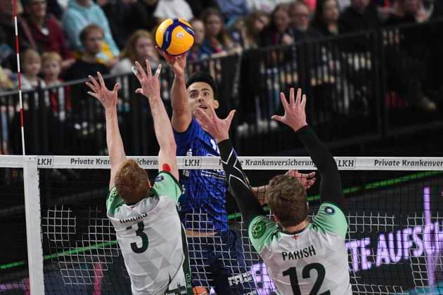 GER; 1.VBL, SVG Lueneburg vs FT 1844 Freiburg, 04.12.2023, LKH Arena, Lueneburg, GER; 1. VBL, SVG Lueneburg vs FT 1844 Freiburg, im Bild Xander Wolf Wassenaar Ketrzynski (Lueneburg 11) versucht sich gegen Yannick Harms (Freiburg 03) und Ian Parish(Freiburg 12) durchzusetzen