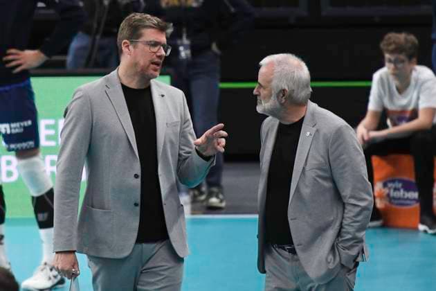 GER; 1.VBL, SVG Lueneburg vs FT 1844 Freiburg, 04.12.2023, LKH Arena, Lueneburg, GER; 1. VBL, SVG Lueneburg vs FT 1844 Freiburg, im Bild Trainer Stefan Huebner (Hübner Lueneburg) redet mit Co-Trainer Bernd Schlesinger (Lueneburg)