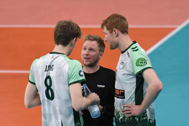 GER; 1.VBL, SVG Lueneburg vs FT 1844 Freiburg, 04.12.2023, LKH Arena, Lueneburg, GER; 1. VBL, SVG Lueneburg vs FT 1844 Freiburg, im Bild Trainer Jakob Schoenhagen (Schönhagen Freiburg) redet mit Anton Jung (Freiburg 08) und Yannick Harms (Freiburg 03)