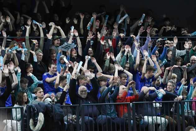 GER; 1.VBL, SVG Lueneburg vs FT 1844 Freiburg, 04.12.2023, LKH Arena, Lueneburg, GER; 1. VBL, SVG Lueneburg vs FT 1844 Freiburg, im Bild Feature die Lueneburger Zuschauer machen die Laola Welle