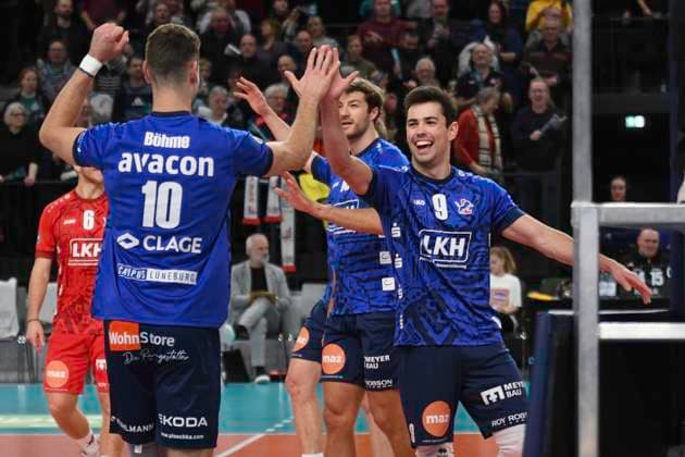 GER; 1.VBL, SVG Lueneburg vs FT 1844 Freiburg, 04.12.2023, LKH Arena, Lueneburg, GER; 1. VBL, SVG Lueneburg vs FT 1844 Freiburg, im Bild die Lueneburger Mannschaft jubelt