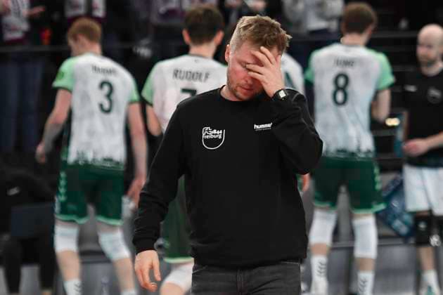 GER; 1.VBL, SVG Lueneburg vs FT 1844 Freiburg, 04.12.2023, LKH Arena, Lueneburg, GER; 1. VBL, SVG Lueneburg vs FT 1844 Freiburg, im Bild Trainer Jakob Schoenhagen (Schönhagen Freiburg) verlaesst nach dem zweiten Satz enttaeuscht die Halle