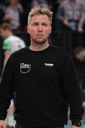 GER; 1.VBL, SVG Lueneburg vs FT 1844 Freiburg, 04.12.2023, LKH Arena, Lueneburg, GER; 1. VBL, SVG Lueneburg vs FT 1844 Freiburg, im Bild Trainer Jakob Schoenhagen (Schönhagen Freiburg) verlaesst nach dem zweiten Satz enttaeuscht die Halle