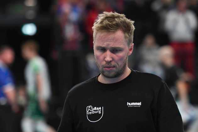GER; 1.VBL, SVG Lueneburg vs FT 1844 Freiburg, 04.12.2023, LKH Arena, Lueneburg, GER; 1. VBL, SVG Lueneburg vs FT 1844 Freiburg, im Bild Trainer Jakob Schoenhagen (Schönhagen Freiburg) verlaesst nach dem zweiten Satz enttaeuscht die Halle